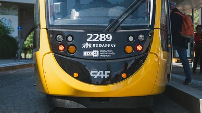 Nincs megállás: forgalomba állt a 33. CAF-villamos, és már érkezik a következő