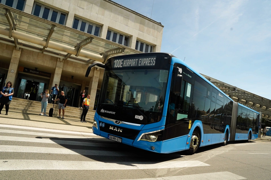 100E busz a reptéren