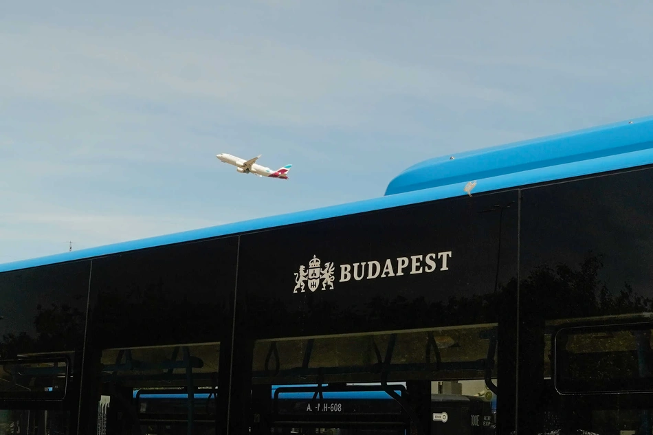 Repülő száll el a BKK busz mögött