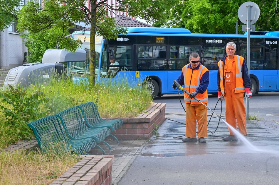 Köztisztasági és közrendvédelmi akció az Örs vezér terén.