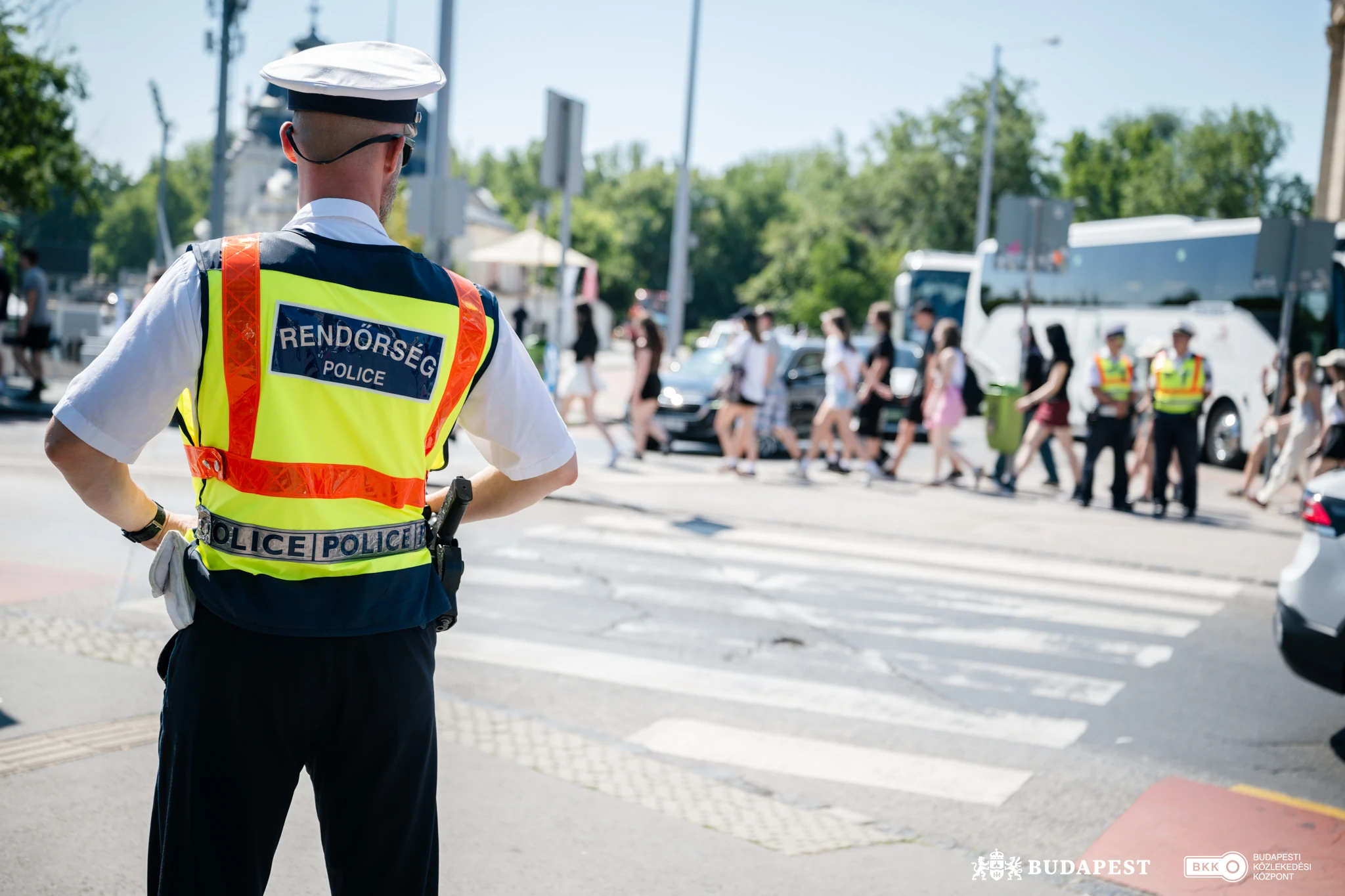 Rendőr kíséri figyelemmel a gyalogosok átkelését a zebrán