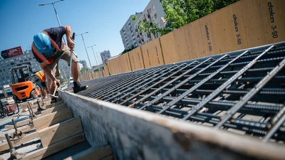 A kánikula sem állítja meg a Flórián téri felüljárók felújítását