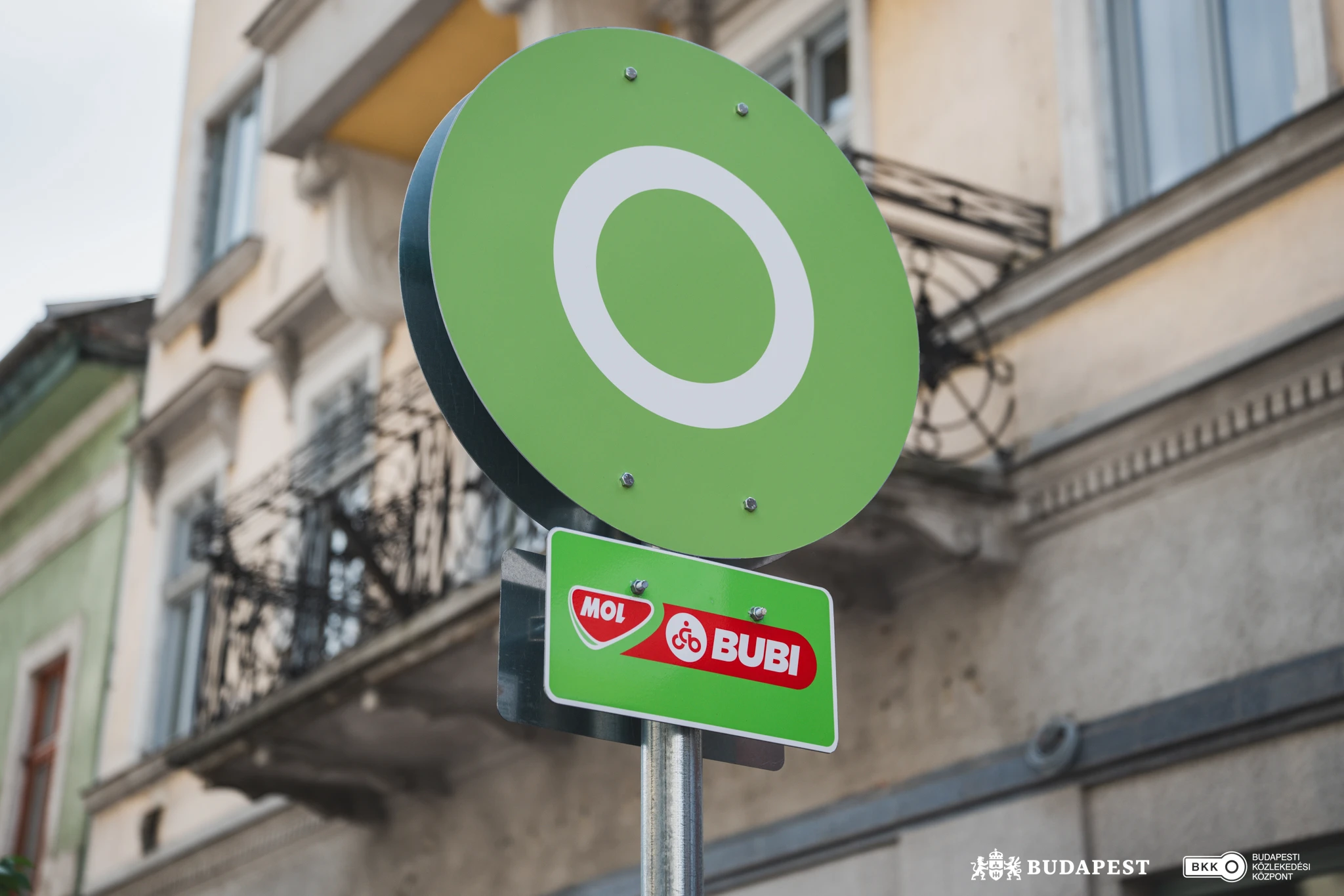 Mobi-pontot jelző tábla MOL Bubi-táblával kiegészülve