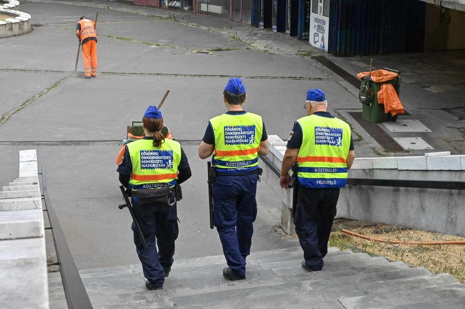 Köztisztasági és közrendvédelmi akció a Déli pályaudvaron.