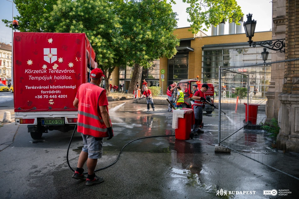 Köztisztasági és közrendvédelmi akció a Nyugati pályaudvarnál.