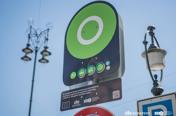 E-Mobi-pontot jelző tábla