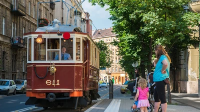 Júliusban is folytatódik az időutazás a síneken és az aszfalton