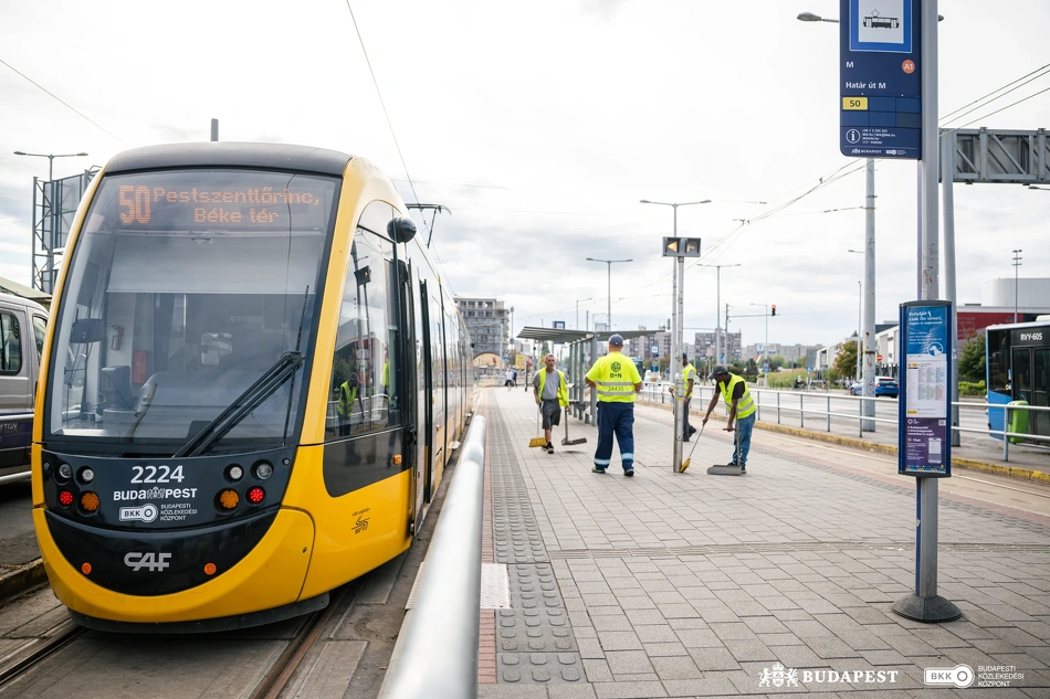 Köztisztasági és közrendvédelmi akció a Határ úti metróállomásnál.