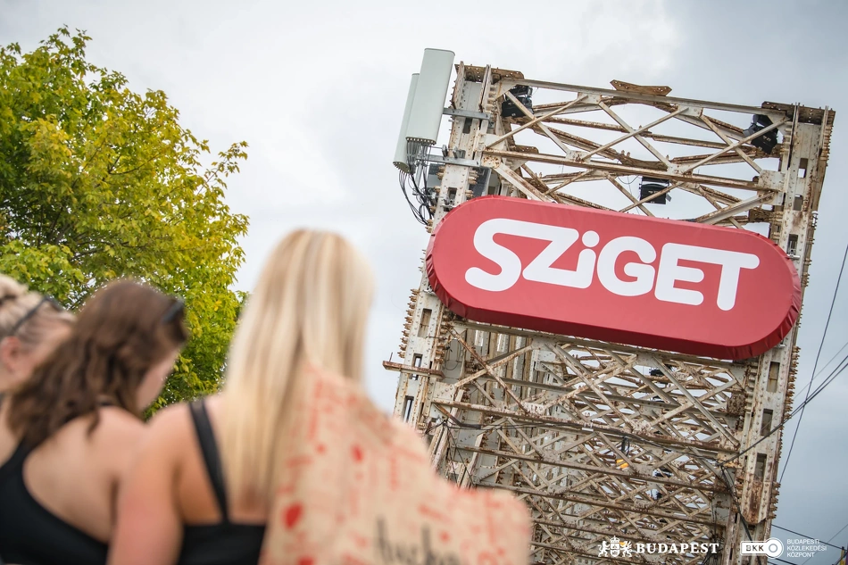 Vendégek a Sziget bejáratánál