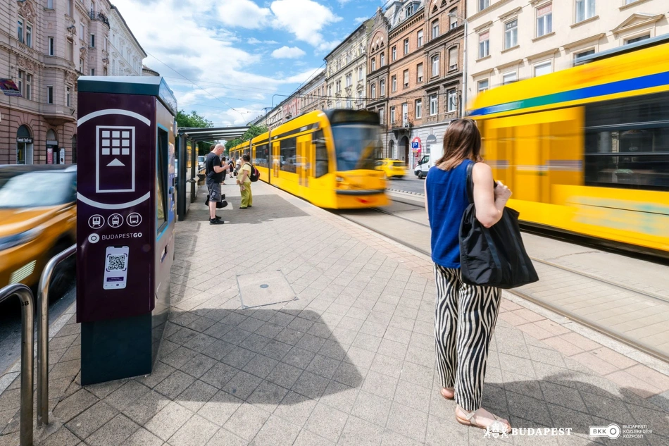 Új, nagy kijelzős automa a Nagykörúton