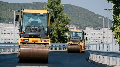 Aszfaltozzák a Flórián téri felüljárót: az iskolakezdésre újraindulhat a forgalom az északi hídon