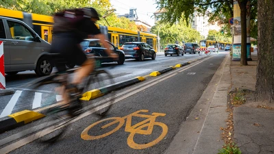 Új rakodó- és parkolóhelyeket és biciklimentes járdákat alakítottak ki a József körúton, miközben kerékpározni is biztonságosabb lett