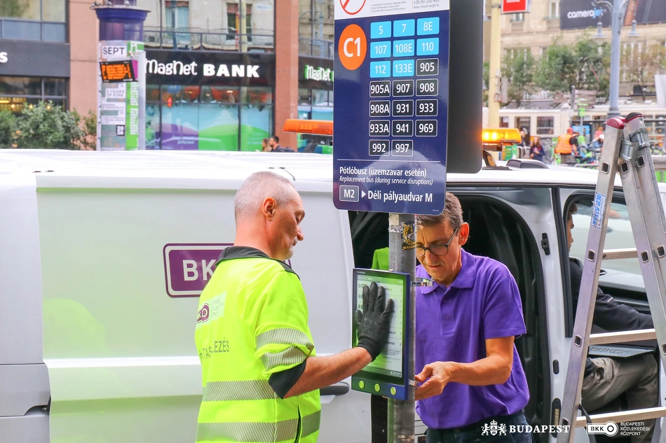 Digitális menetrendi tábla felszerelése