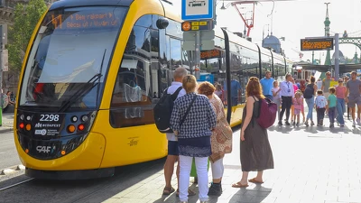 Az Autómentes Hétvégén már láthatták, mostantól utazhatnak is vele: forgalomba állt a 42. CAF-villamos