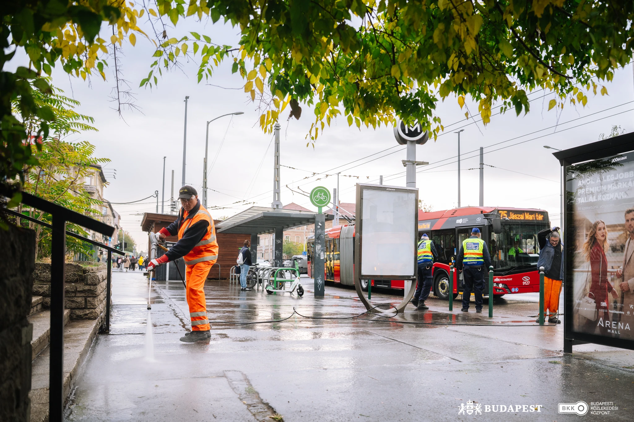 Köztisztasági akció a Puskás Ferenc Stadion metróállomásnál és környékén