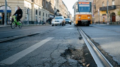 Megújul a villamospálya és a vágány környéki útpálya a Népszínház utcában a Nagy Fuvaros utcánál