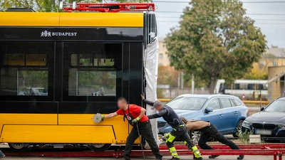 Budapestre érkezett az első új, hosszú CAF-villamos